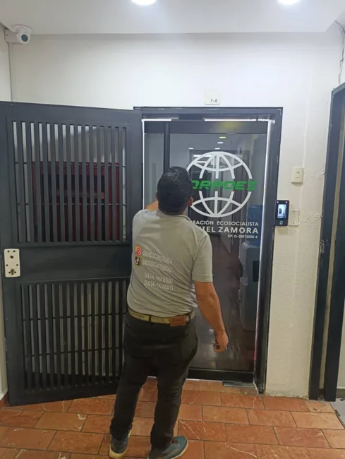 Acceso con puerta de vidrio y reja metálica