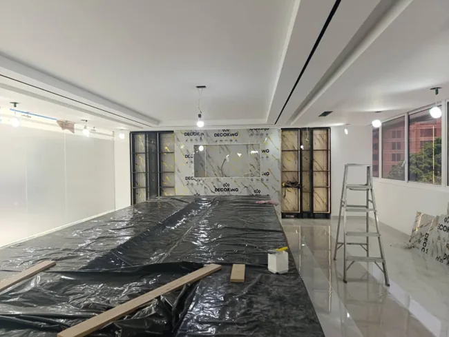 Vista general de una remodelación interior durante los trabajos