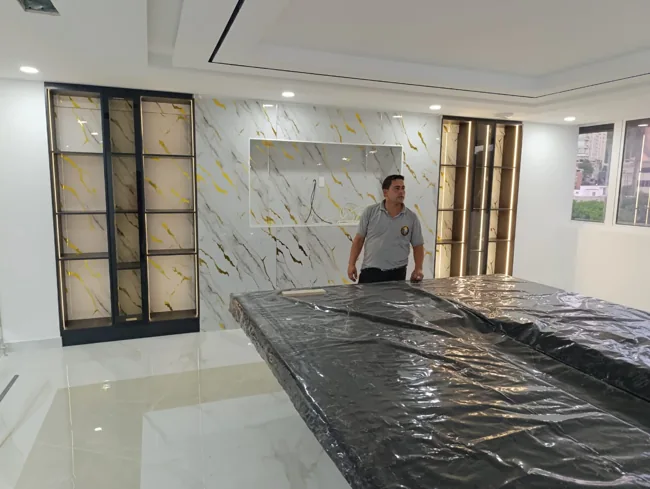 Remodelación interior con revestimientos e iluminación