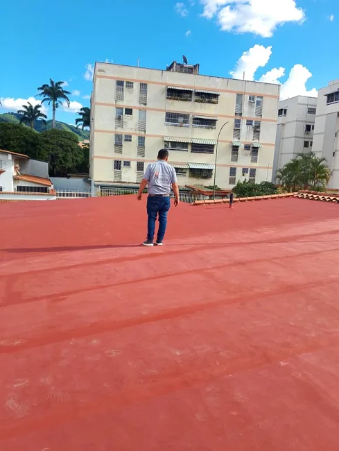 Vista de una cubierta con acabado rojo