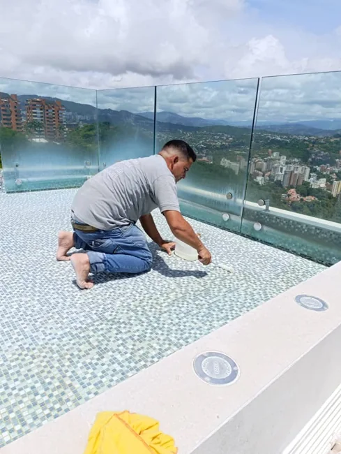 Trabajo en el revestimiento de mosaico de una piscina