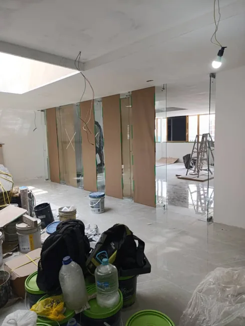 Divisiones interiores de vidrio durante la instalación