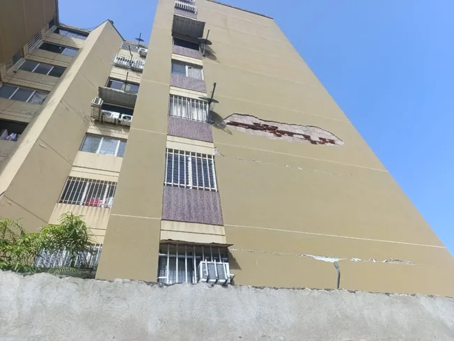 Fachada con zonas de revestimiento desprendido