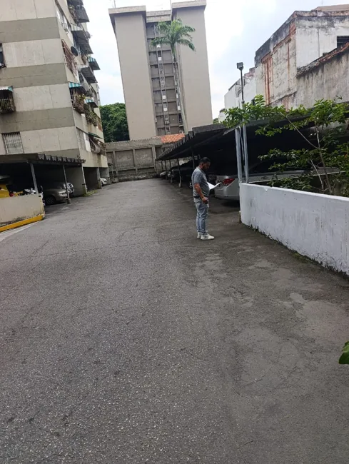Vista de áreas exteriores y circulación de un conjunto residencial