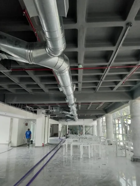 Recorrido de ductos de aire acondicionado en un espacio comercial