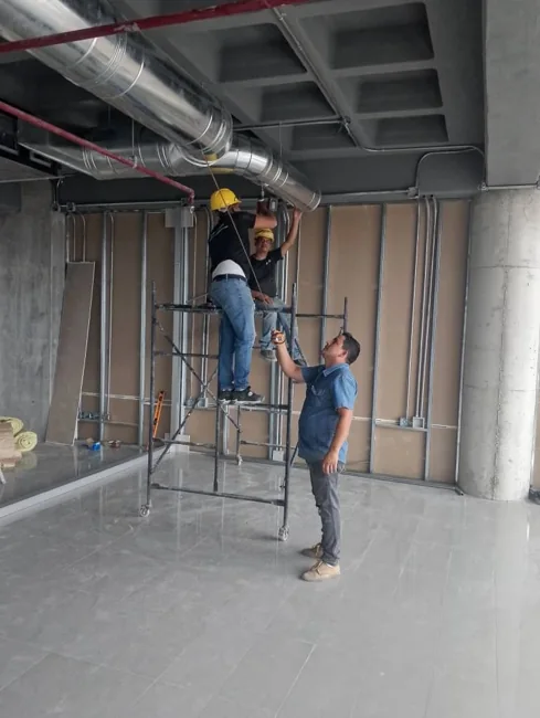 Equipo trabajando en el encuentro de ductos e instalaciones