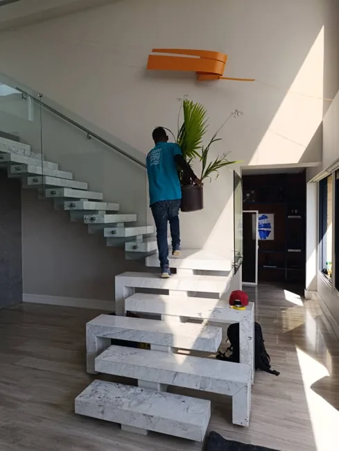 Escalera interior y detalles de vidrio, iluminación y acabados