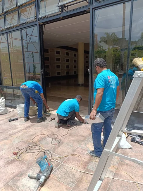 Equipo trabajando en el área de acceso de un edificio