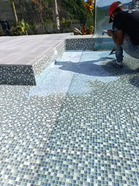 Detalle del trabajo sobre el revestimiento de mosaico