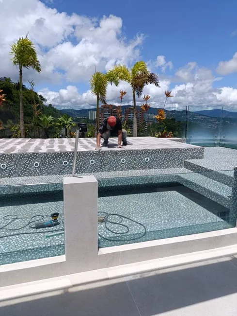 Vista general del trabajo en piscina y superficie contigua