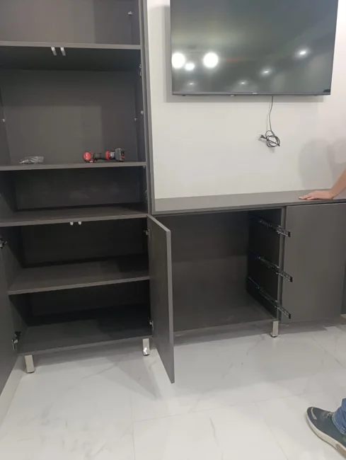 Detalle de módulos, puertas y herrajes de mobiliario