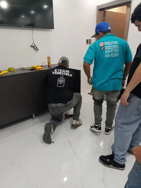 Equipo trabajando en la instalación de mobiliario interior