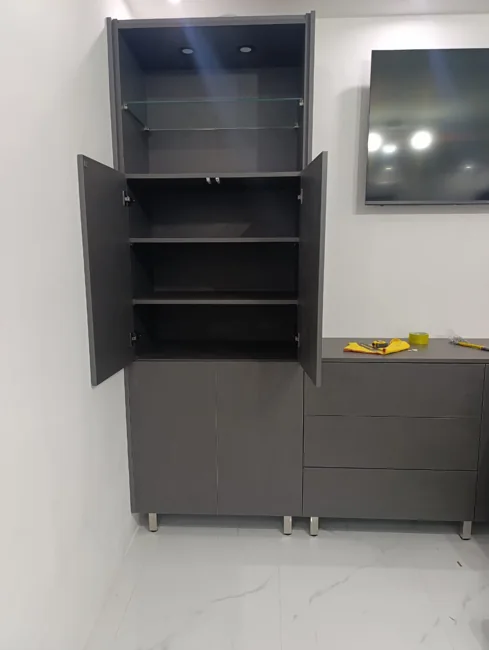 Vista de módulo alto y mueble inferior con puertas abiertas
