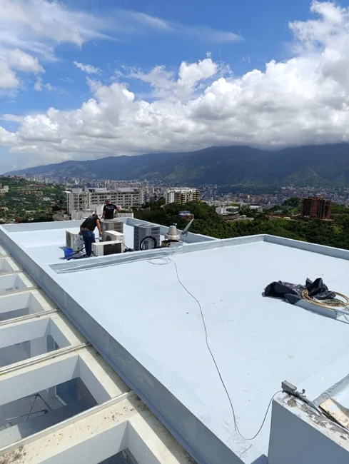 Trabajo en una cubierta con acabado claro