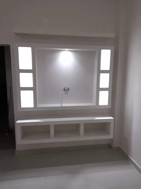 Mueble decorativo blanco con nichos iluminados