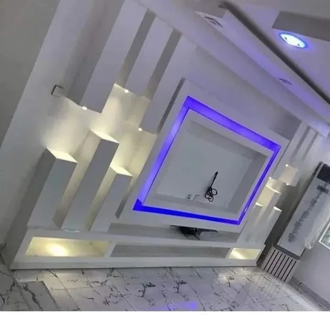 Diseño interior con nichos y luz de acento azul