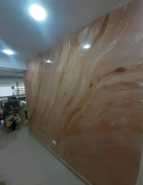 Pared con revestimiento decorativo en tonos cálidos