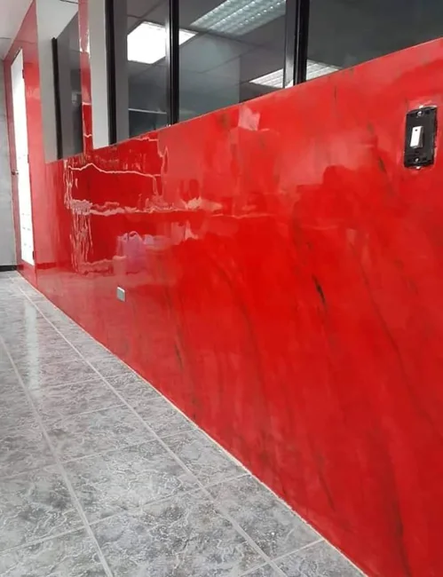Revestimiento rojo brillante en un espacio interior