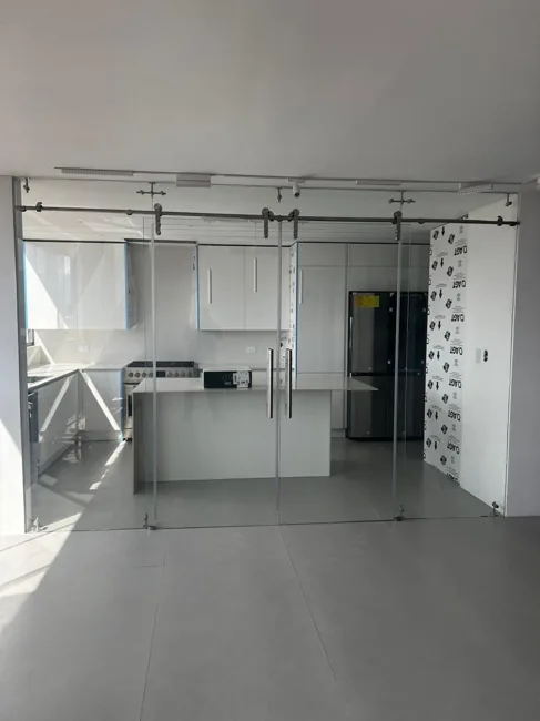Puertas corredizas de vidrio en acceso a cocina