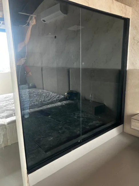 Cerramiento de vidrio con perfilería negra