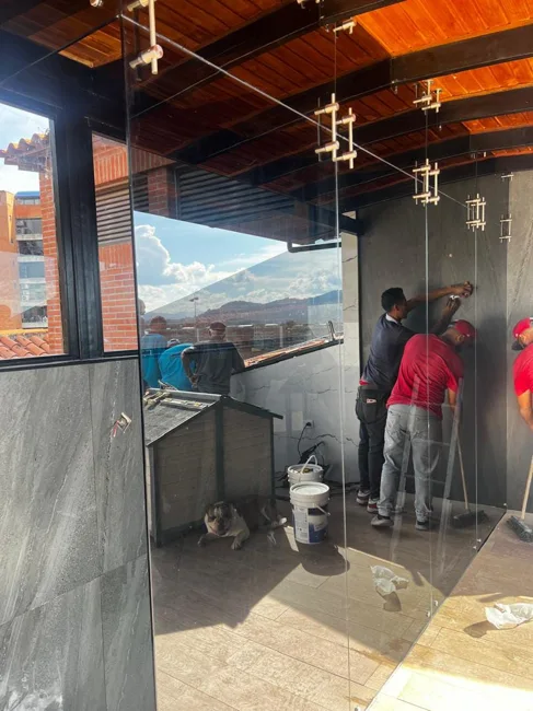 Instalación de paneles de vidrio por el equipo