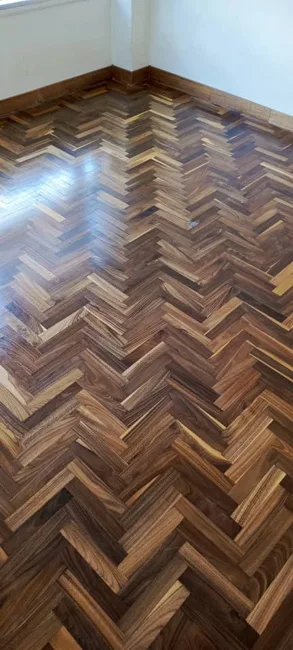 Detalle de piso de madera con diseño en espiga