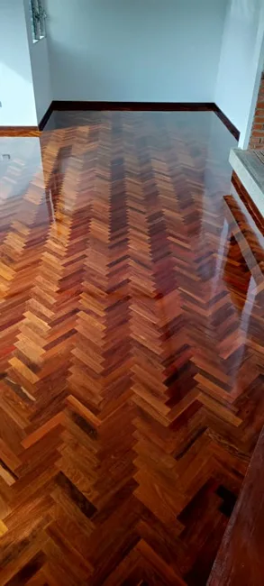 Vista de piso de madera con acabado brillante
