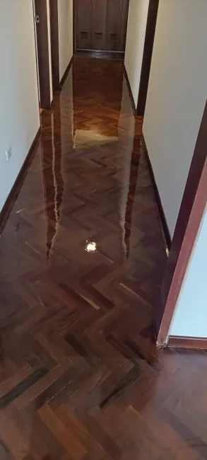 Piso de madera en un pasillo interior