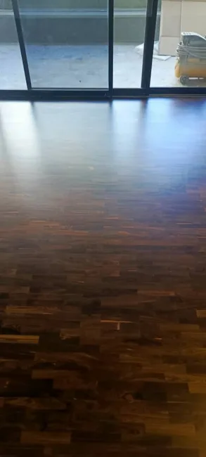 Piso de madera junto a puertas de vidrio