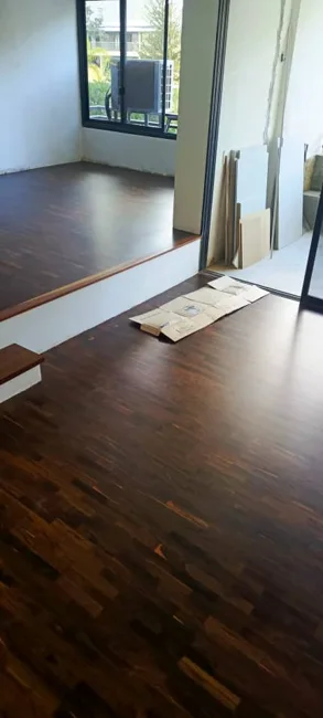 Revestimiento de piso en distintos niveles interiores