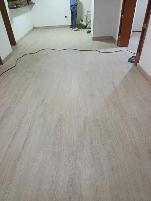 Vista de piso de acabado claro durante los trabajos