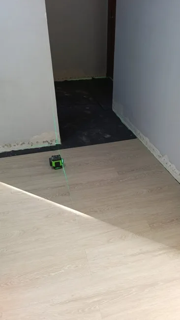 Colocación de piso con apoyo de nivel láser
