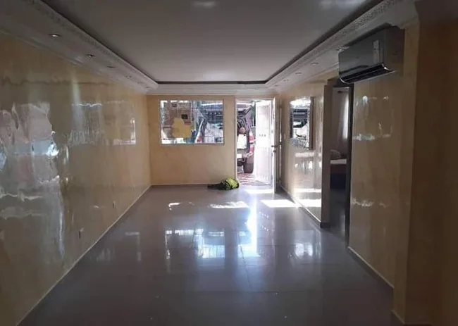 Vista interior con paredes de acabado brillante y detalles de techo