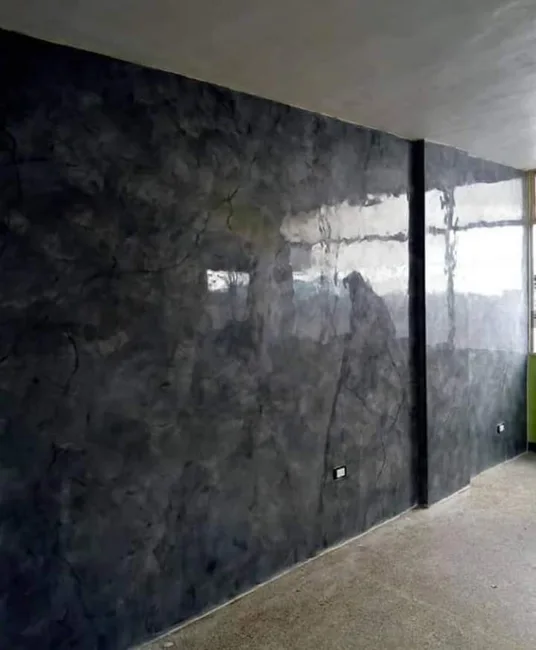 Revestimiento decorativo oscuro con efecto de vetas