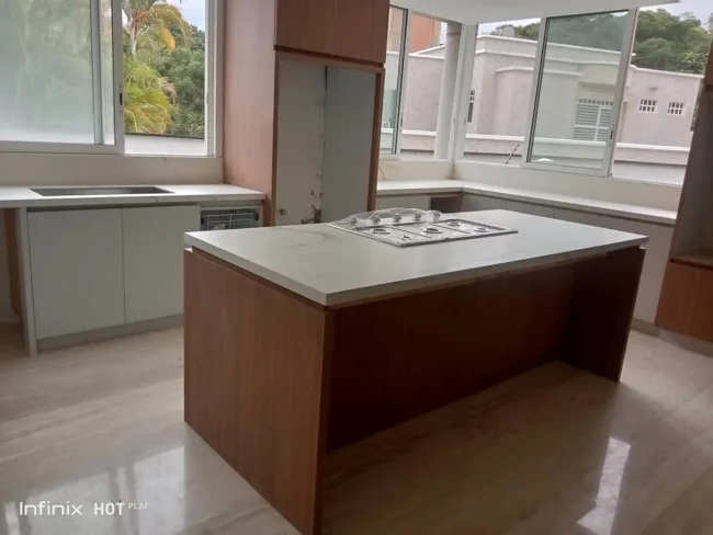 Cocina con isla central y combinación de madera y superficies claras