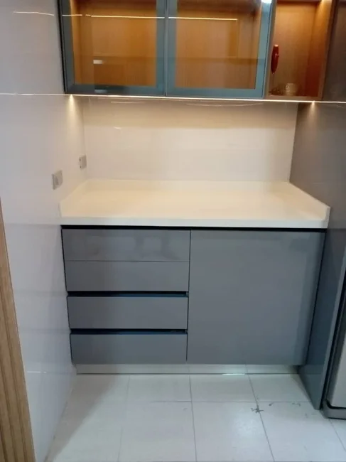 Mueble de cocina gris con cajones e iluminación integrada